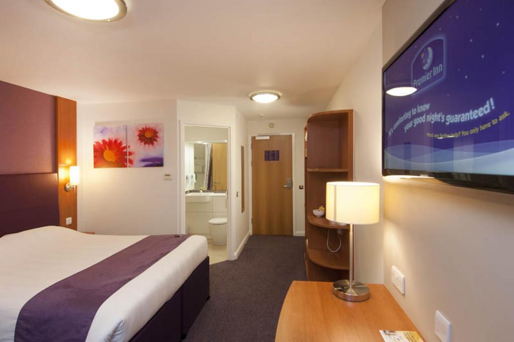 Premier Inn Chester City Centre Exterior photo